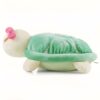 peluche-tortue-bebe-verte-avec-noeud-3a-2 Une peluche de tortue verte avec un nœud rose sur la tête, couchée sur le ventre.