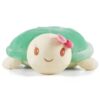 peluche-tortue-bebe-verte-avec-noeud-5a-2 Une tortue en peluche verte avec un nœud rose et un visage souriant.