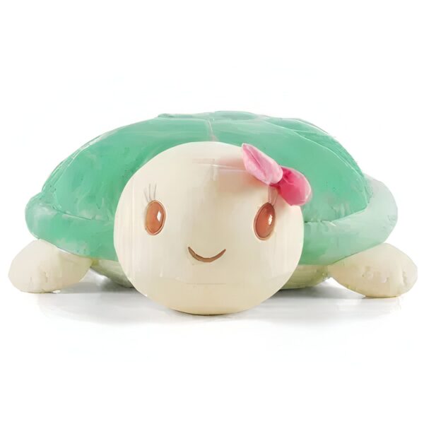 peluche-tortue-bebe-verte-avec-noeud-5a-2 Une tortue en peluche verte avec un nœud rose et un visage souriant.
