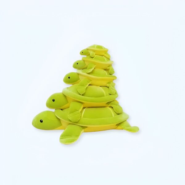 peluche-tortue-coussin-jouet-doux-et-confortable-pour-enfants-1a Une pile de cinq tortues en peluche vertes sur fond blanc.