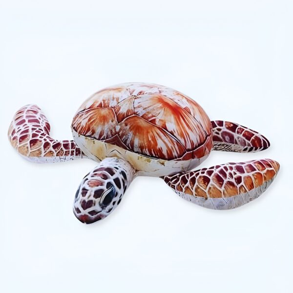 Une tortue en peluche avec une carapace brune et orange sur un fond blanc.