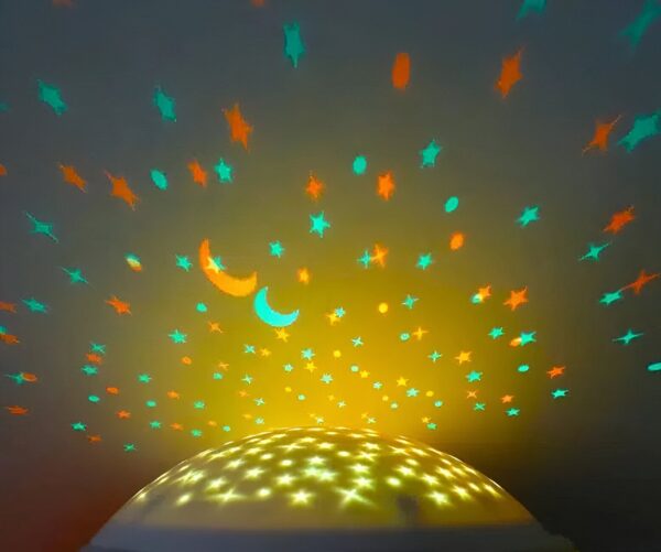 Une veilleuse projetant des étoiles et une lune sur un plafond.