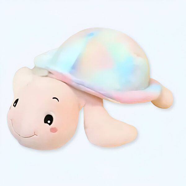 Une tortue en peluche rose avec une carapace arc-en-ciel.