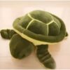 Une tortue en peluche verte avec une coquille en forme de dôme et des pattes.