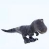 Un dinosaure en peluche gris souriant avec de grands yeux.