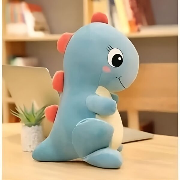 peluche-tyrannosaure-marron-doudou-dinosaures-2a-3 Une peluche bleue de dinosaure avec des détails roses et un visage mignon.