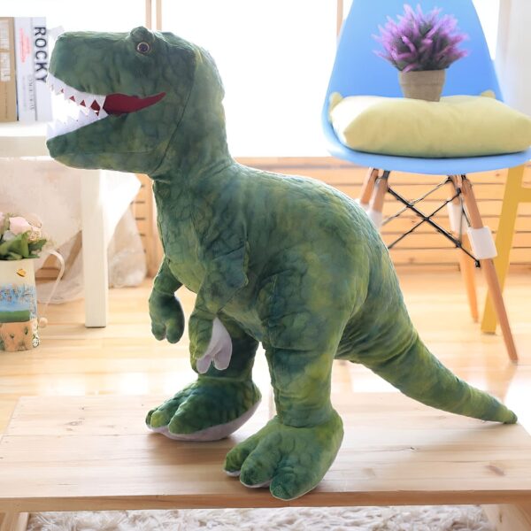 Gros dinosaure vert en peluche debout sur un plancher en bois.
