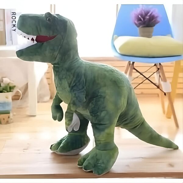 Gros dinosaure en peluche vert debout sur un plancher en bois.