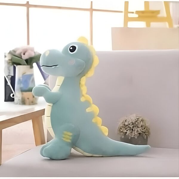 Une peluche de dinosaure bleu avec des détails jaunes sur un fauteuil.