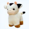 peluche-vache-bebe-jouet-en-peluche-doux-et-mignon-1a Une peluche de vache blanche avec des taches noires et des sabots marrons.