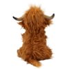 Une peluche de vache écossaise assise de dos avec une fourrure brune et des cornes.
