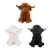 Trois peluches de vache écossaise, une brune, une blanche et une noire, assises sur un fond blanc.