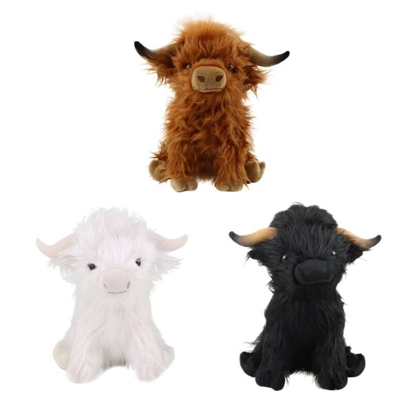 Trois peluches de vache écossaise, une brune, une blanche et une noire, assises sur un fond blanc.