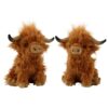 Deux peluches de vache écossaise Highland aux poils roux et longs, assises sur un fond blanc.