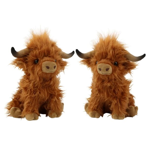 Deux peluches de vache écossaise Highland aux poils roux et longs, assises sur un fond blanc.