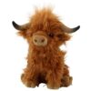 Une peluche de vache écossaise Highland, douce et poilue, assise sur un fond blanc.
