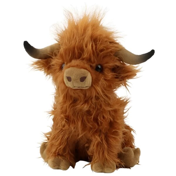 Une peluche de vache écossaise Highland, douce et poilue, assise sur un fond blanc.