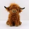 Une peluche brune et poilue en forme de vache écossaise assise sur un fond blanc.