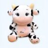 peluche-vache-jouet-enfant-bebe-cadeau-noel-1a-1 Peluche vache en position assise avec des taches noires et blanches, souriant avec un biberon brodé sur la poitrine.