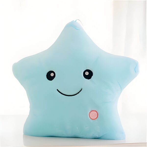 Coussin en forme d'étoile bleue souriante avec des yeux noirs et une petite touche rose.