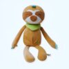 Peluche de paresseux brun avec un bandana vert assis sur un fond blanc.