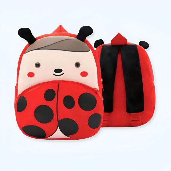 Sac à dos rouge en forme de coccinelle avec des points noirs. Il a un visage mignon avec des yeux et un sourire.