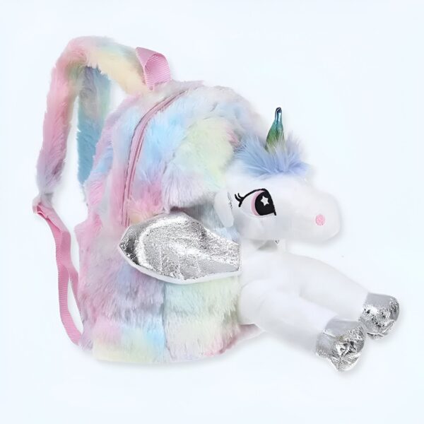 Sac à dos en peluche licorne arc-en-ciel avec des ailes argentées.