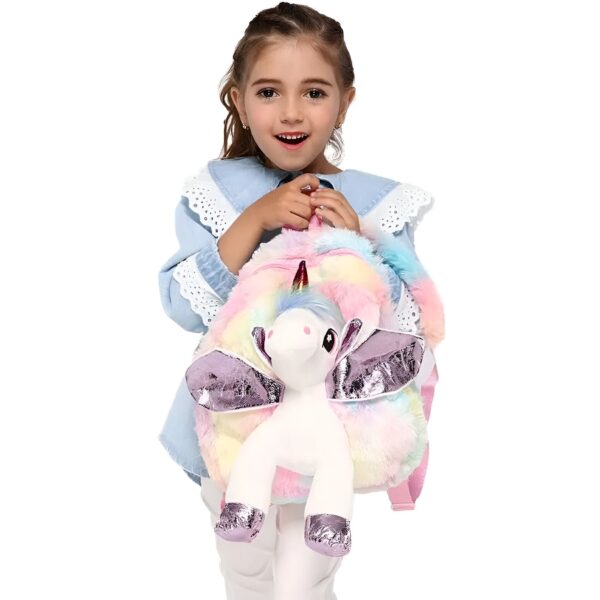 Une jeune fille souriante porte un sac à dos en forme de licorne arc-en-ciel.
