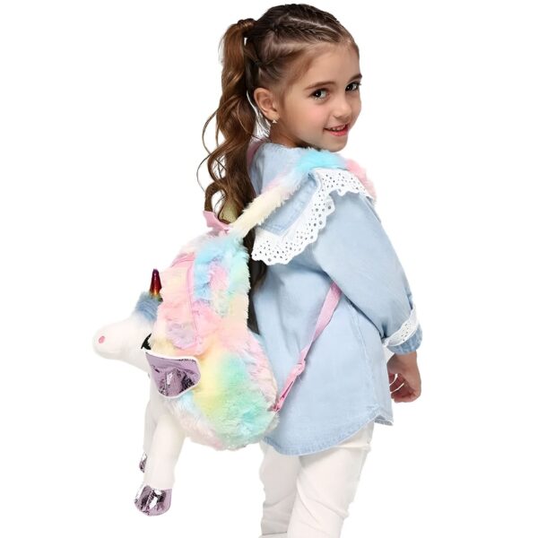 Une jeune fille porte un sac à dos en peluche en forme de licorne arc-en-ciel.