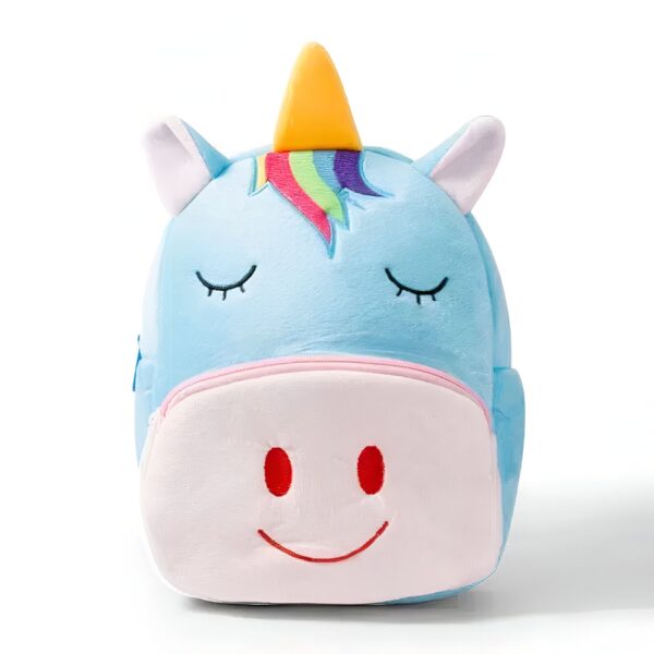 sac-a-dos-peluche-licorne-bleu-jouet-enfant-2a-3 Un sac à dos en forme de licorne bleu avec une corne arc-en-ciel, des yeux fermés et un sourire.