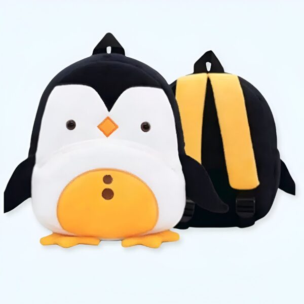 Sac à dos en peluche en forme de pingouin avec des détails jaunes.
